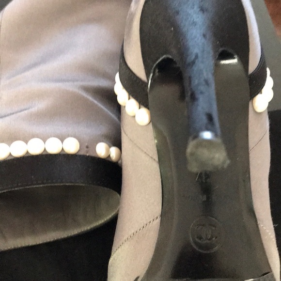 Chanel ankle boots with pearl trimmed size 6(36) - Picture 8 of 8